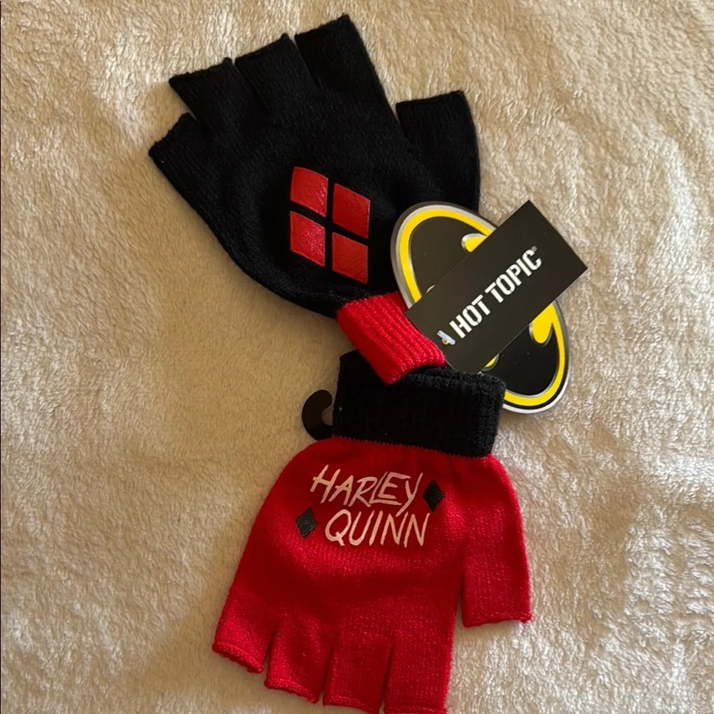 Hot Topic Suicide Squad Black and Red Fingerless Gloves - Picture 3 of 3